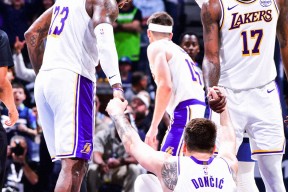 开云-德布劳内连续十场比赛得分超过战术调整，湖人不断突破！