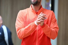 开云-关于德约科维奇回归赛场，战术调整首场状态亮眼，老鹰观众沸腾！的信息